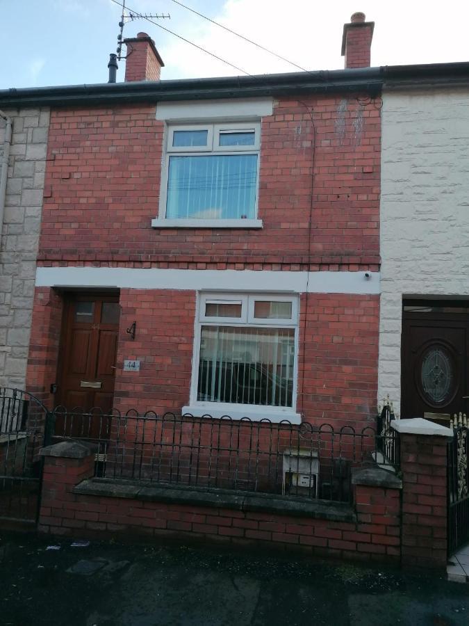 Maire Toireasa - Cosy Refurbished Property In The Gaeltacht Quarter Belfast Exterior foto